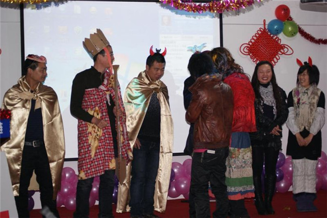 员工参加公司年会表演